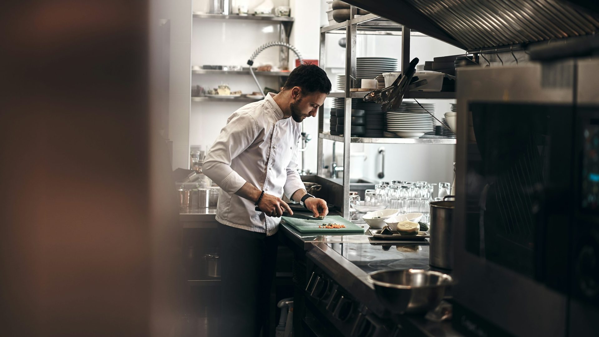 Restaurant manager using a forecasting dashboard